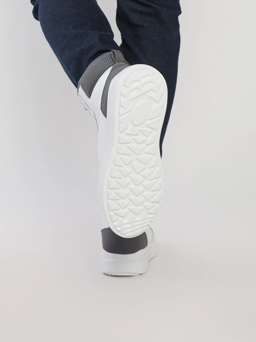Ботинки белого цвета с рельефным протектором